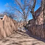 Chic Adobe-style In Historic Santa Fe! Holiday home